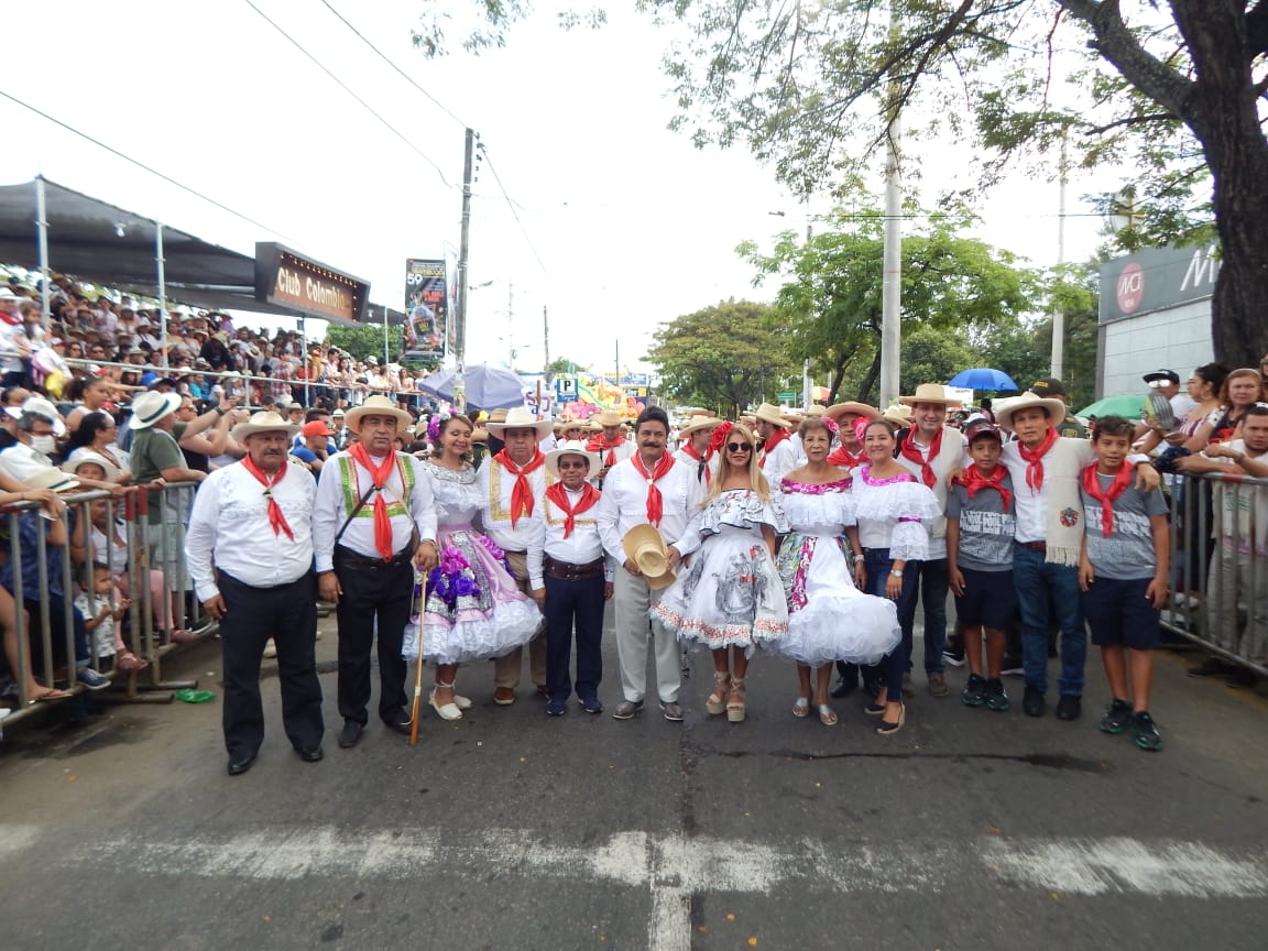 El Gobernador del Huila, Carlos Julio González Villa y su esposa Myriam Hurtado de González junto a algunos funcionarios de gabinete departamental.